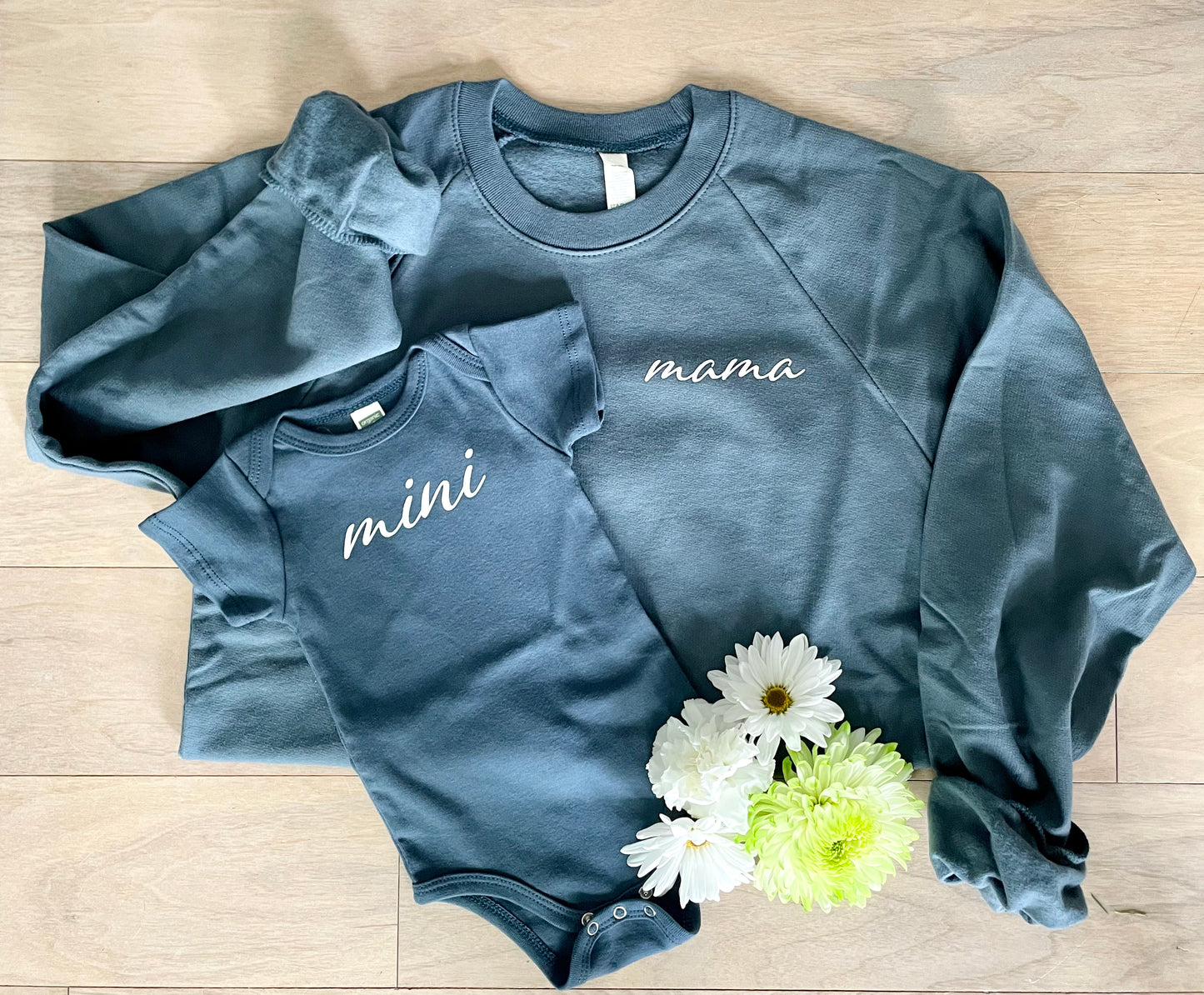 Mama Script Raglan Crew Neck Sweatshirt